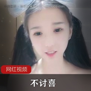 校花级别美少女的直播间，展示了她迷人的魅力